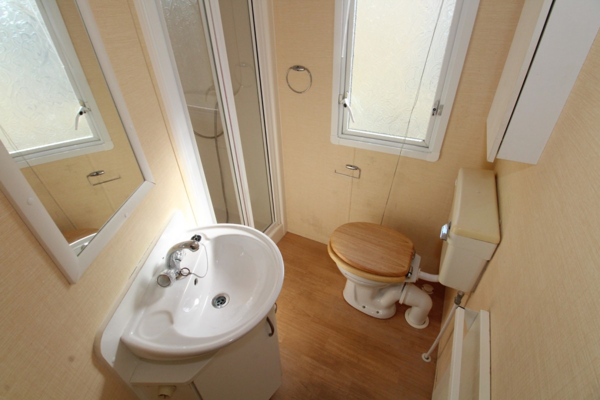 2010 Willerby Herald Gold family shower room