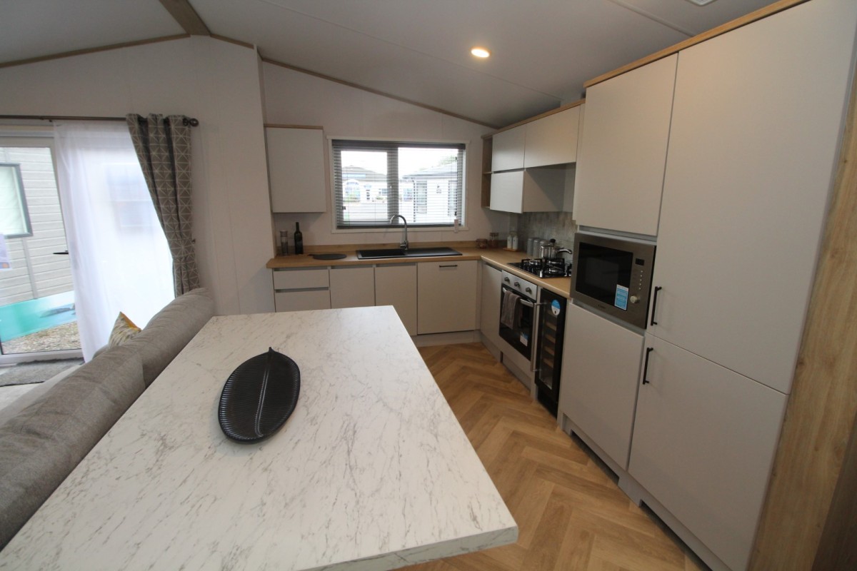 modern kitchen in the 2023 Atlas Oakwood Lodge