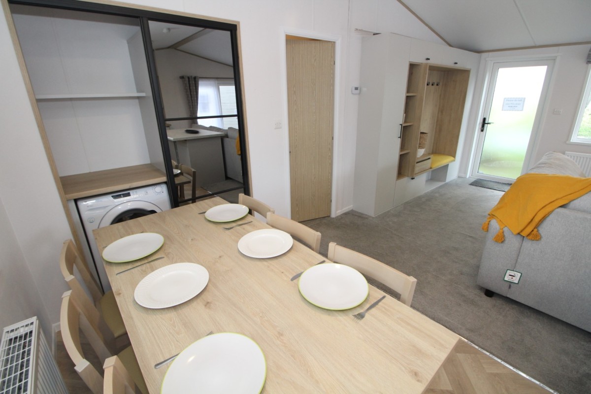 dining area in the 2023 Atlas Oakwood Lodge