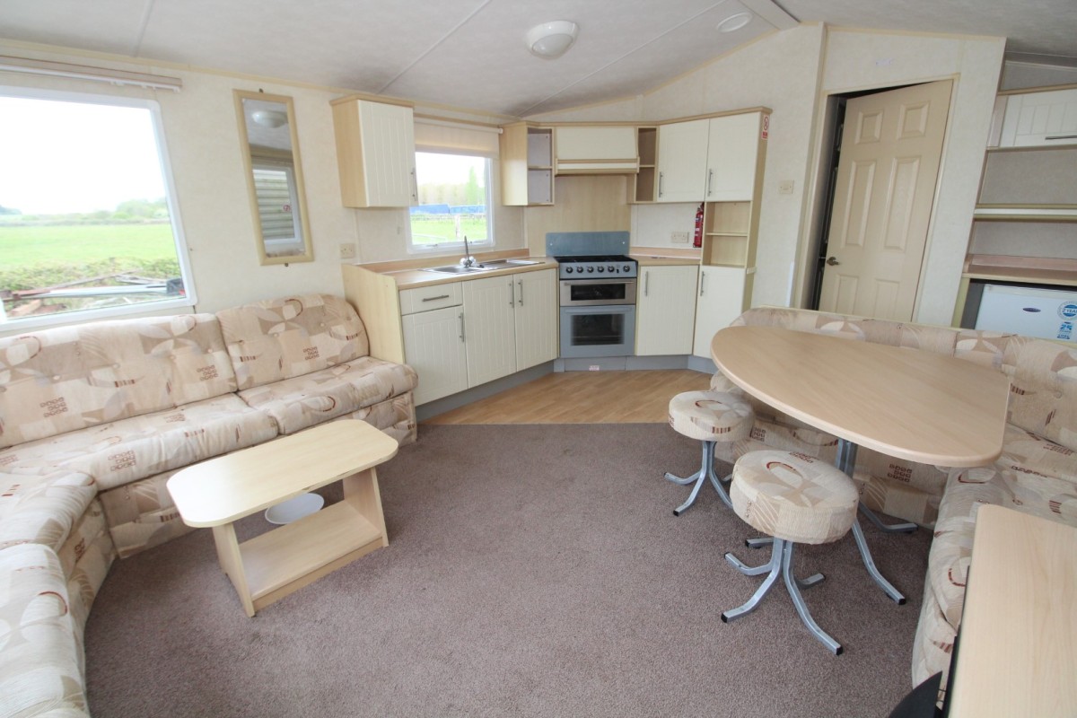 2006 Willerby Richmond dining area to lounge