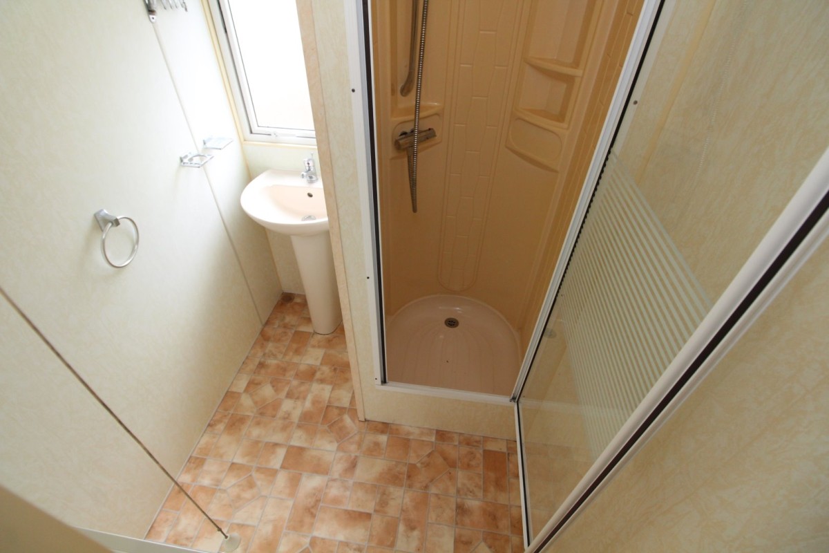 2004 Classique Novara family shower room