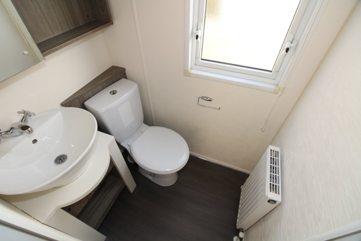 2015 Willerby Cameo en-suite bathroom