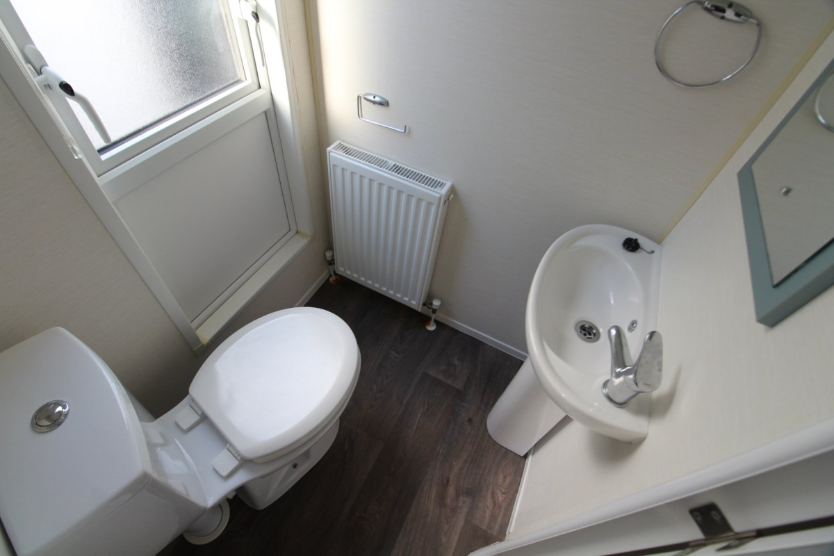 2015 Willerby Azure en-suite bathroom