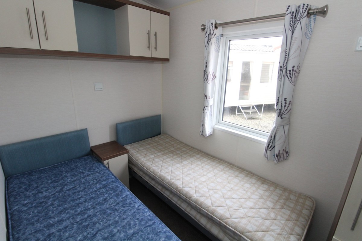 2015 Willerby Azure third bedroom with twin beds