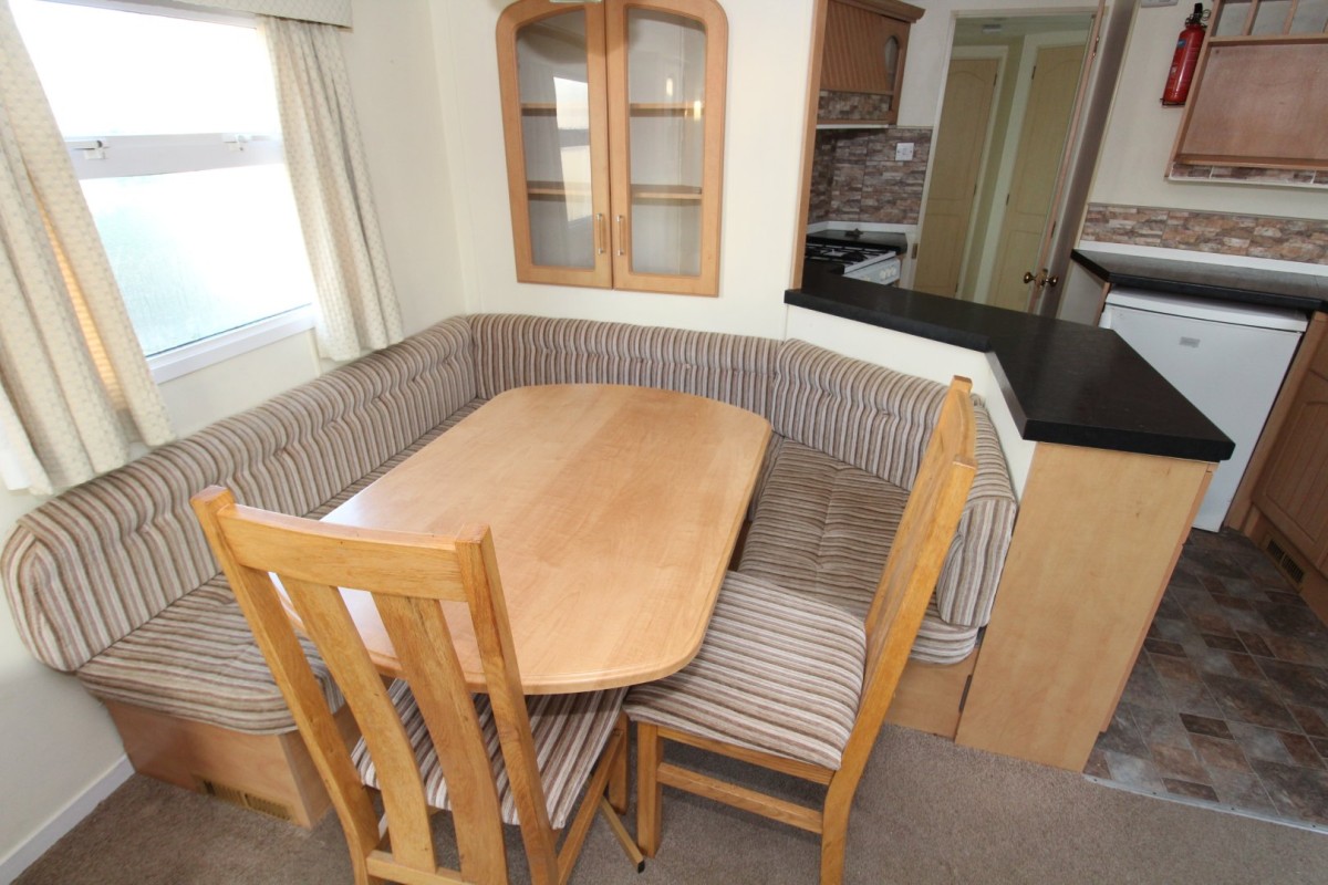 dining area in the 2004 Atlas Moonstone