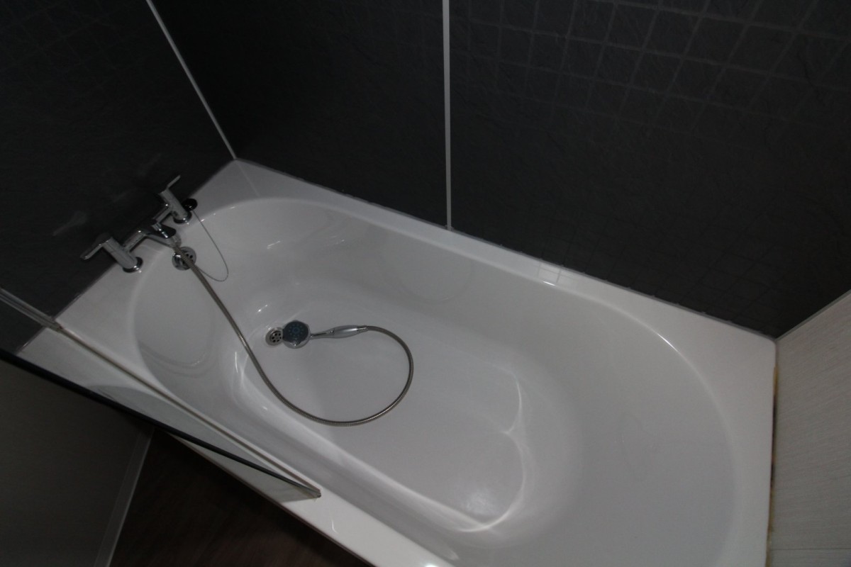 full size bath in the 2015 Swift Moselle